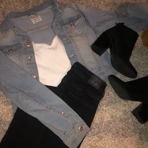 Light wash cropped jean jacket!!!💙